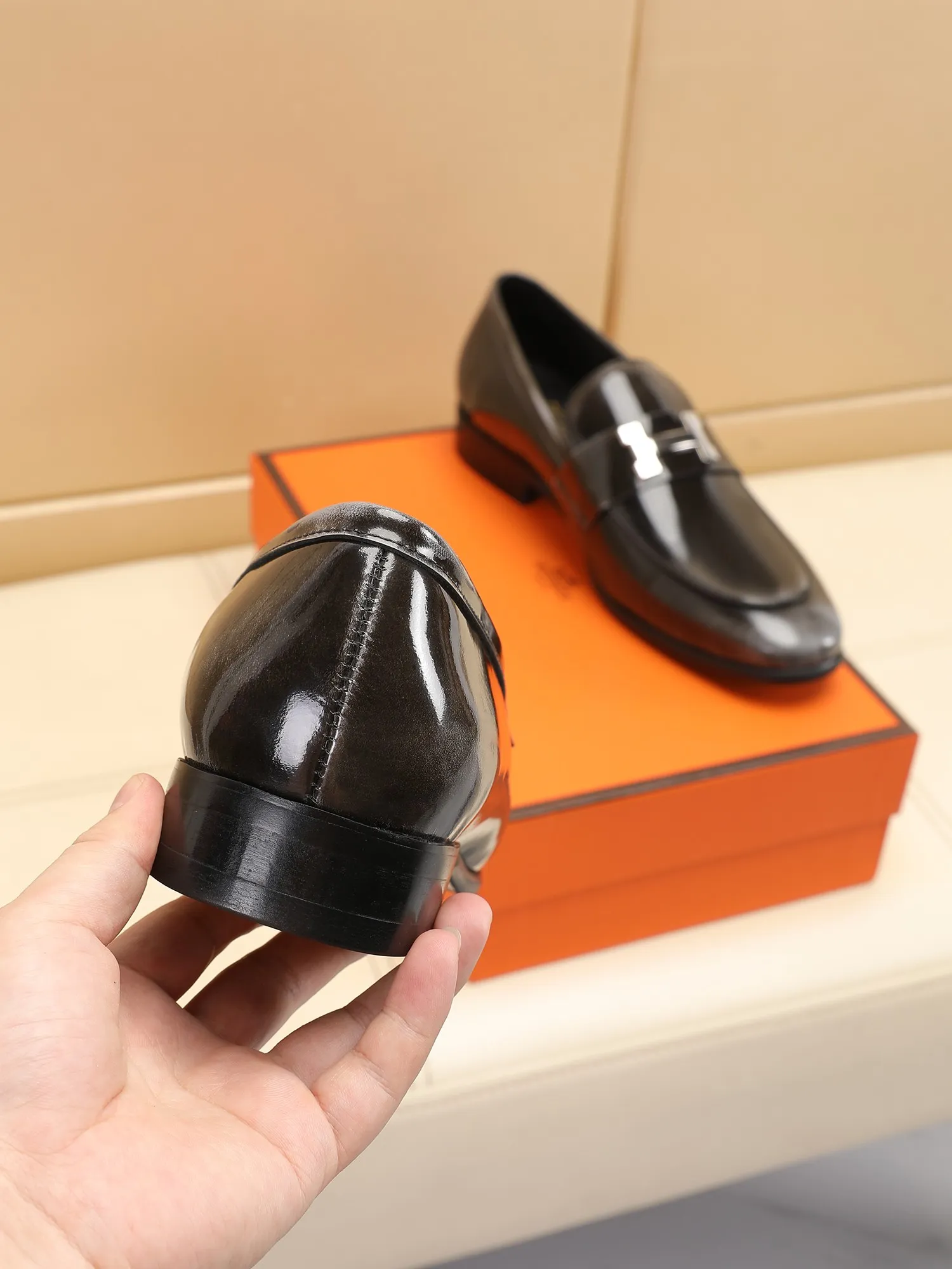 Factory price 460💶[HERMES] (cowhide lining)🍀Italian top luxury🍀He does not pursue novel styles and gorgeous colors, but attracts the favor of successful men with his flawless, elegant and classic style! This very, very comfortable, simple and stable style makes it easy to match any style! The pattern is absolutely 1:1 refined from the original case, and we strive for excellence in materials, imported cowhide + cowhide lining💪💪💪extraordinary texture👍! .Code number: 39 to 44 (38.4546 customized)